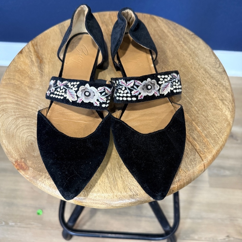 Bettye Muller Sundance “Jamisen” Velvet Embroidered Flats | Size 6.5